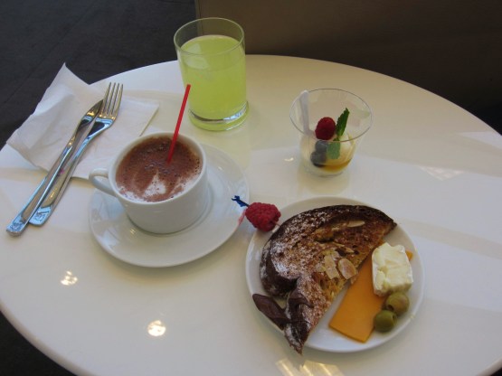 dulles-air-france-lounge-breakfast-emirates